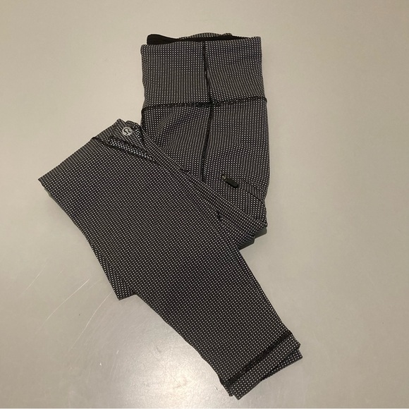 lululemon athletica woman’s Black and White Patterned Leggings - Picture 5 of 7